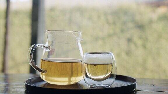 透明的茶壶和带烟的杯子热气腾腾的茶富含抗氧化剂的健康中国茶