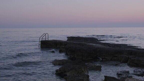 日落后的岩石海岸
