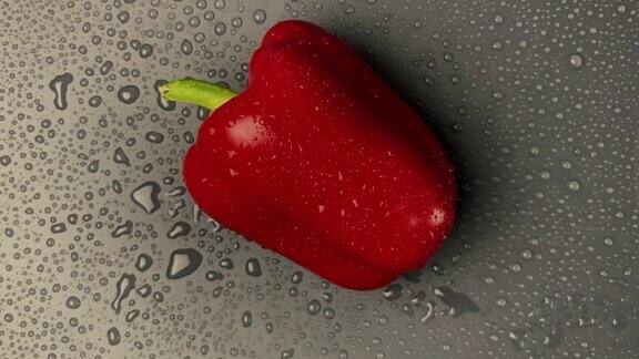 俯视图新鲜的红辣椒刚洗过的滴流到桌子上