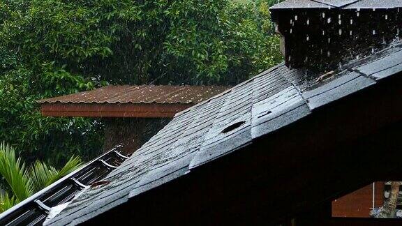 大雨落在屋顶上