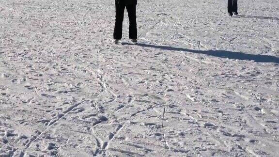 在结冰的湖面上滑冰的女性