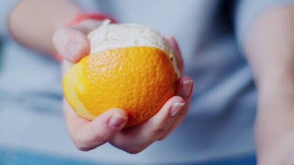 女人们正在剥橘子皮把橘子皮当食物吃