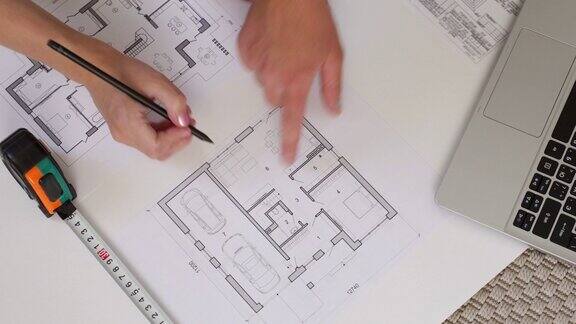 建筑师绘制图纸一个建筑项目正在开发一所新房子