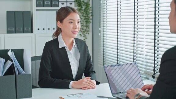 亚洲女性在办公室面试后与人事经理握手漂亮漂亮的女员工在求职后与人力资源经理、商人握手