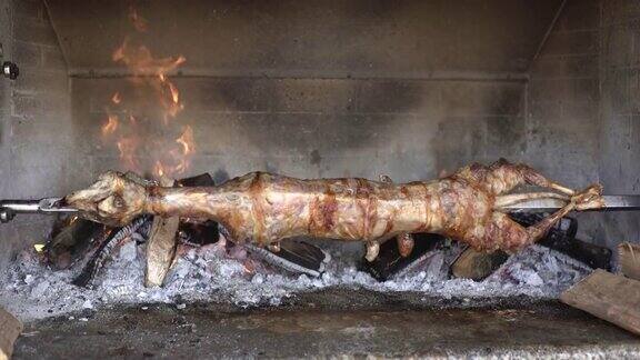 猪在烤肉叉上烤着
