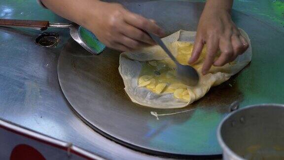在热锅里煎香蕉煎饼