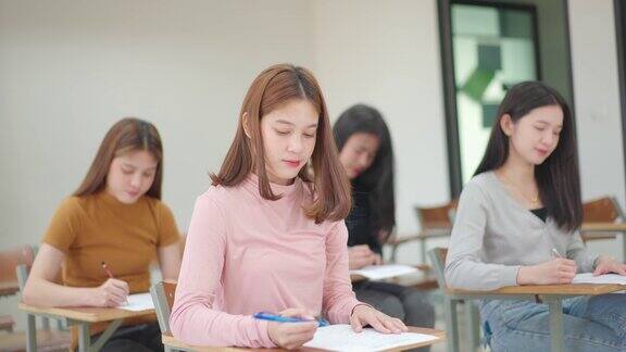 学生坐在教室里参加大学的考试
