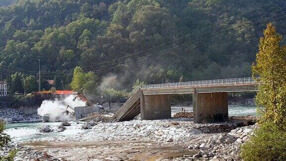 意大利RomagnanoSesia大桥倒塌的戏剧性画面静态的照片