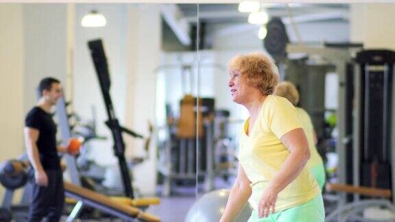 快乐的老女人在健身球上玩得很开心