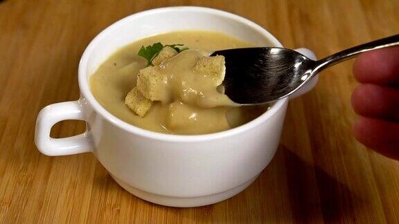 试着用勺子舀蘑菇奶油汤慢动作