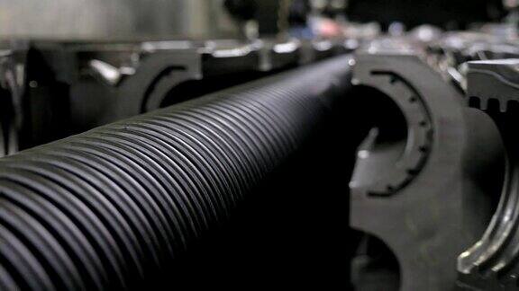 塑料水管制造生产管子到工厂用水和空气的压力在机床上制造塑料管的过程特殊波纹形式