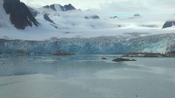 斯瓦尔巴特群岛冰川滑入大海