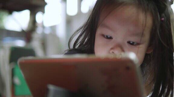 亚洲小女孩使用数码平板电脑