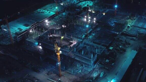 建筑工地工人在夜间鸟瞰图