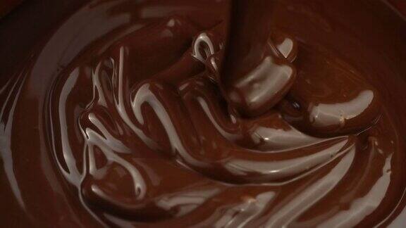 把融化的巧克力