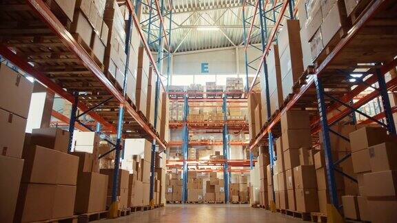大型零售仓库堆满了货架上的货物在纸板箱和包装物流分拣和分配设施的产品交付低移动货架之间的一排排相机