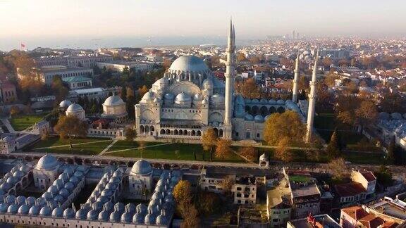 鸟瞰天空晴朗的苏莱曼清真寺土耳其伊斯坦布尔