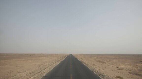 空旷的沙漠道路上行驶