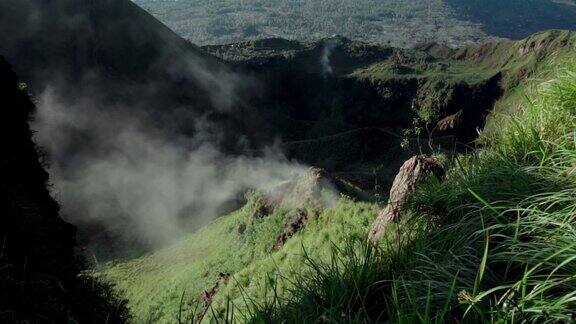 绿色的山谷形成于火山与烟尘土由硫化氢