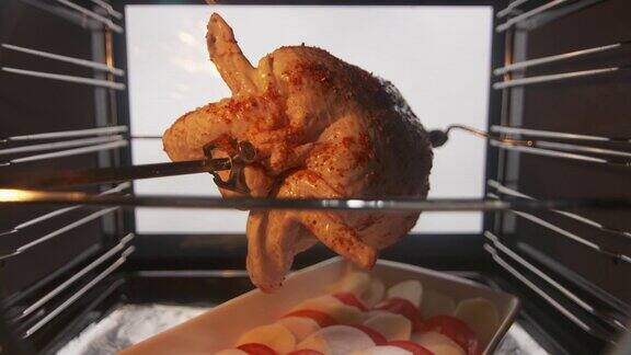 炒菜叉烤全鸡在对流烤箱烤