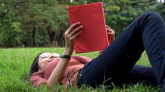女学生在大学公园看书