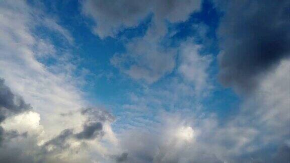 美丽的深蓝色天空和云朵在时间流逝