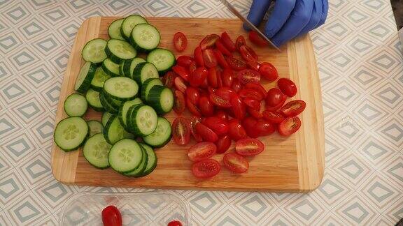 黄瓜和西红柿被切在砧板上用来做沙拉