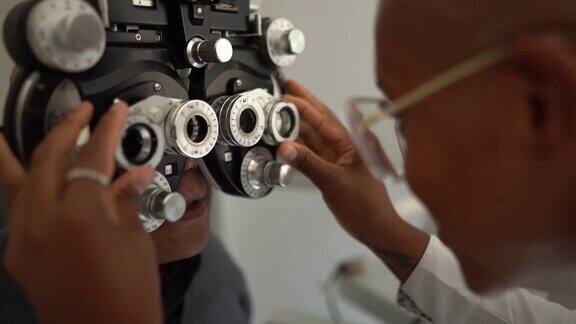 眼科医生检查病人的眼睛