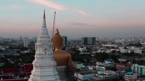 鸟瞰WatPaknamBhasicharoen寺庙宝塔和佛像在泰国曼谷