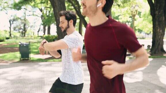 两个朋友在城市公园一起跑步