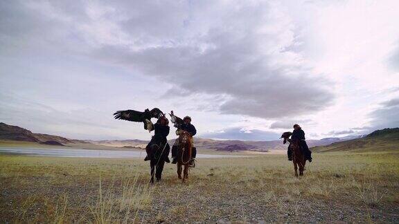 蒙古河边的一群猎鹰者