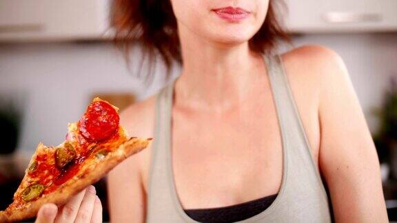 女人吃披萨片垃圾食品