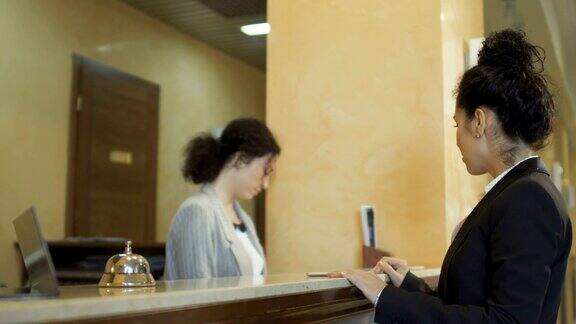 女商人用信用卡支付酒店房间的费用