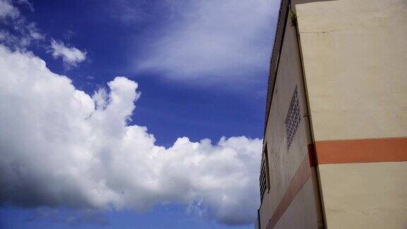 随着建筑和蓝天的推移云风暴的运动