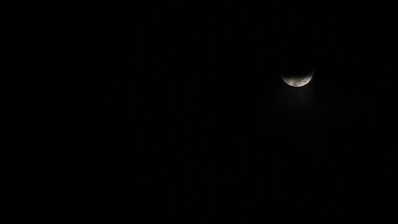 月亮、月牙和云