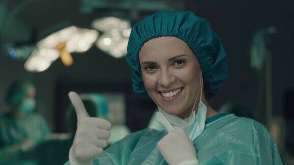 女外科医生竖起大拇指