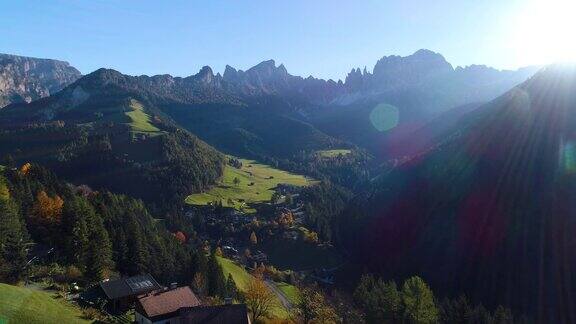 美丽的阿尔卑斯山村绿色的草地和牧场山峰南蒂洛尔的多洛米提阿尔卑斯山