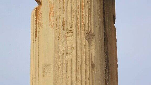 古壁柱用铸模装饰的科林斯柱顶哈德良之门