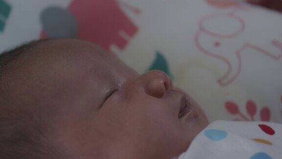 特写亚洲新生女婴正在卧室睡觉慢动作镜头