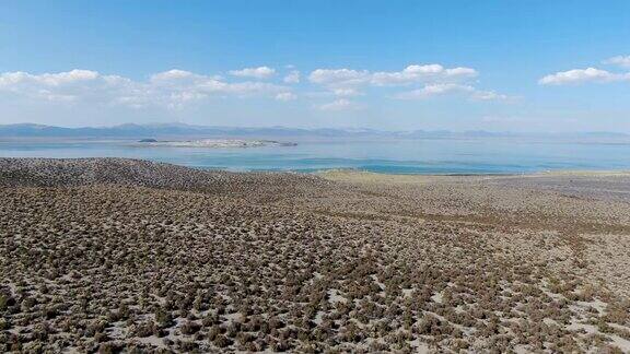 灰尘干燥的沙漠土地鸟瞰图与莫诺湖的背景莫诺县