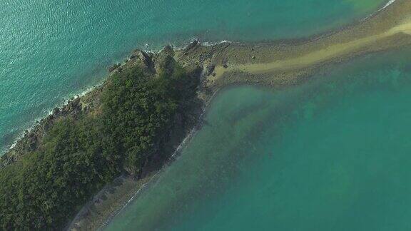 鸟瞰图热带岛屿与蓝绿色水珊瑚和沙子