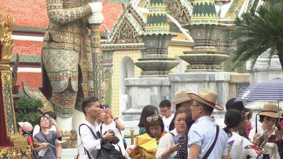 曼谷泰国-2018年5月23日:游客在WatPhraSiRattanaSatsadaram拍摄慢镜头