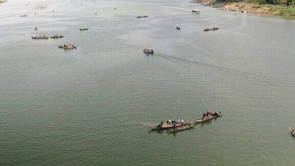 渔民的船把他们的大网从水里拉出来