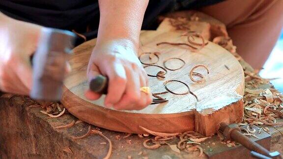 雕刻家雕刻木材的手
