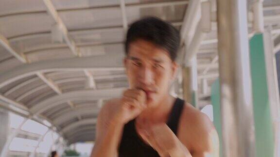 亚裔男性的年龄在30-40岁之间与拳击运动