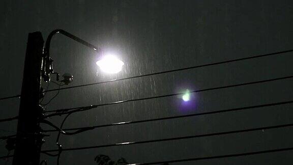 夜间暴雨、暴风雨和闪电的画面以灯柱为背景