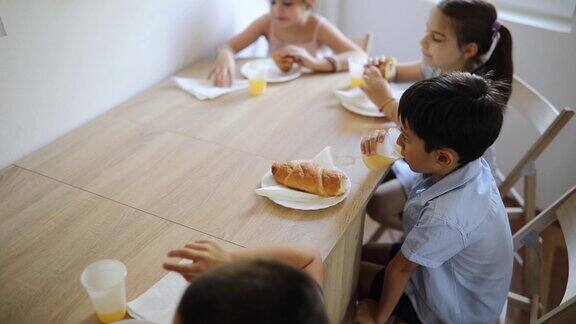 小孩子在学校吃午饭
