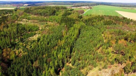 捷克乡村上空的相机飞行森林田野草地中欧的农业景观