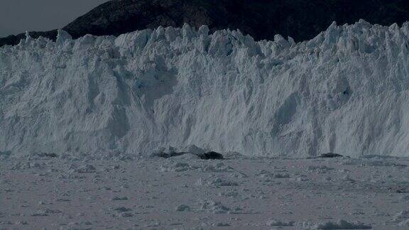 海湾里漂浮着大块的冰