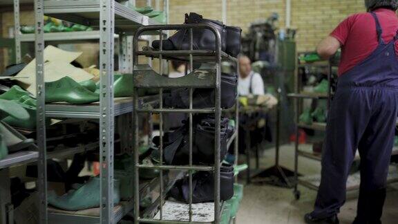 人们在鞋厂努力工作